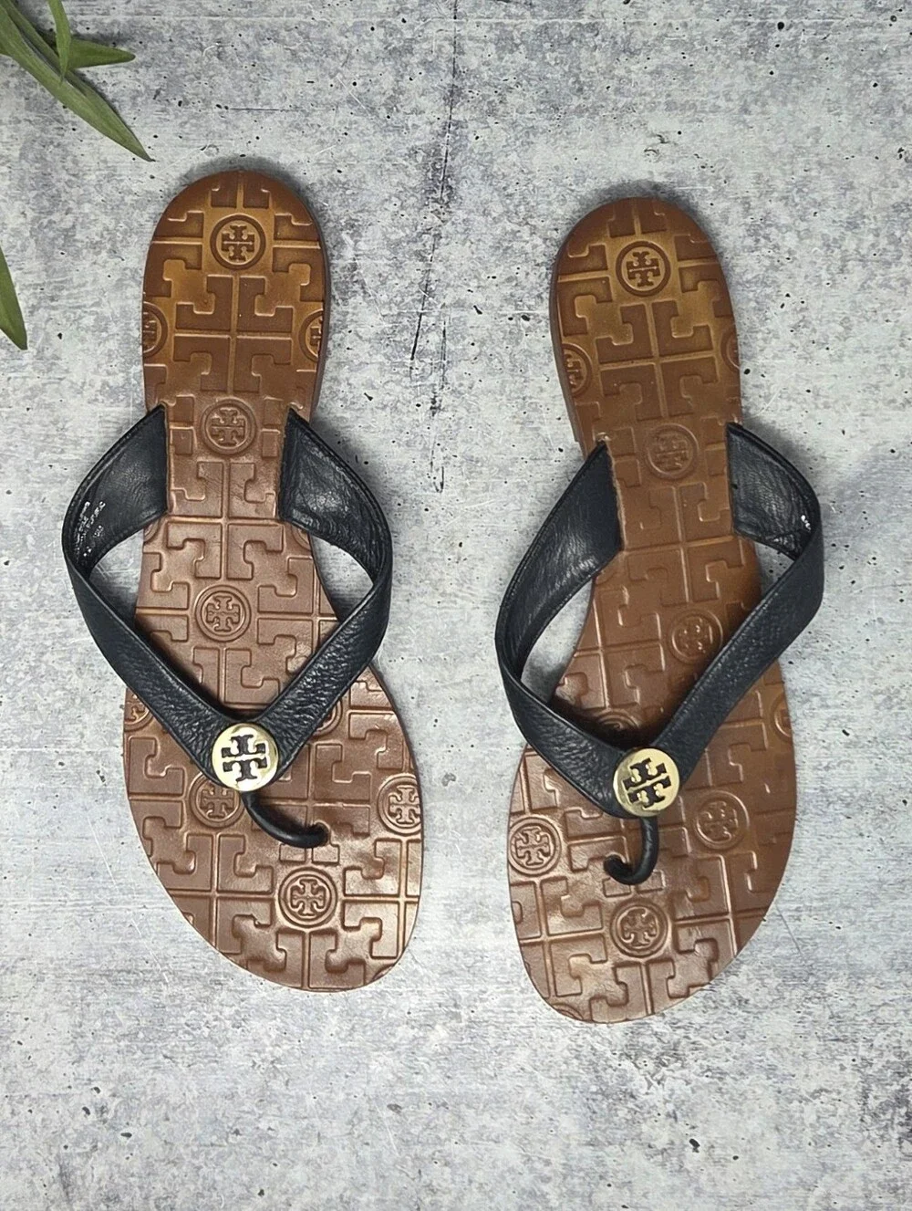 Tory Burch Thora Black Leather Flip Flop Thong Sandals Gold Medallion Size 10